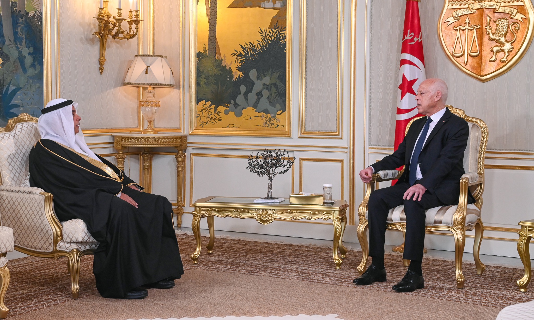 رئيس الجمهورية يتلقى رسالة دعوة من ملك البحرين للمشاركة بالدورة 33 لمجلس جامعة الدول العربية