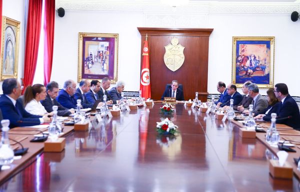  رئيس الحكومة يشرف على جلسة عمل وزارية حول ملف ظاهرة الهجرة الوافدة في تونس
