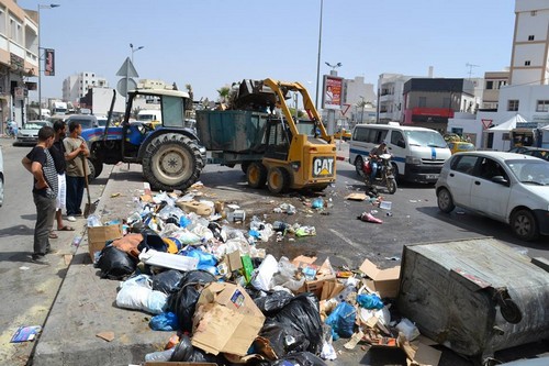 حادثة تكديس الفضلات أمام بلدية طبربة.. المواطنون يطالبون بتدخل الوالي   