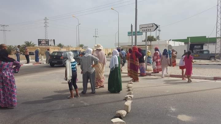 قابس.. نساء يقطعن الطريق بالحجارة