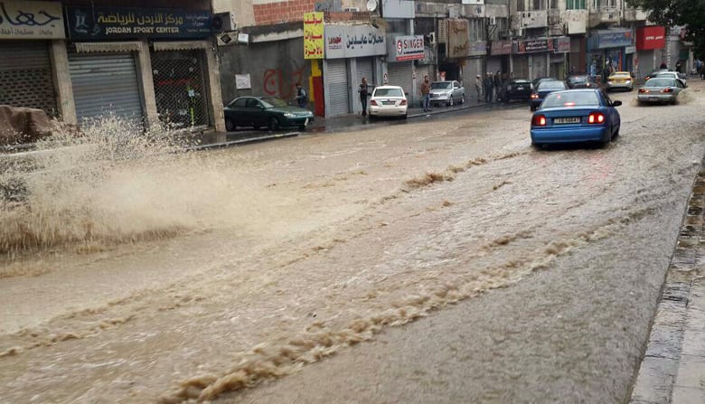 عمان.. أمطار غزيرة تودي بحياة شخص واحد 