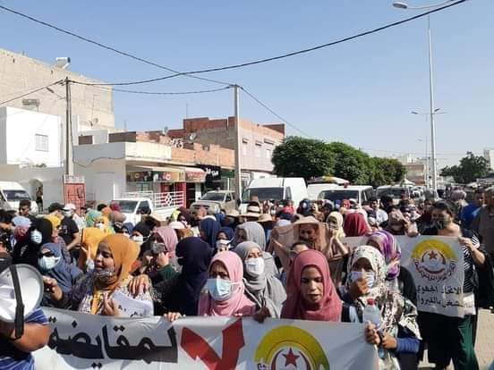 القيروان.. عاملات مصنع خياطة يحتججن وبحقوقهن يطالبن