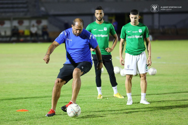 معين الشعباني يستعرض مهاراته في تدريبات المصري البورسعيدي