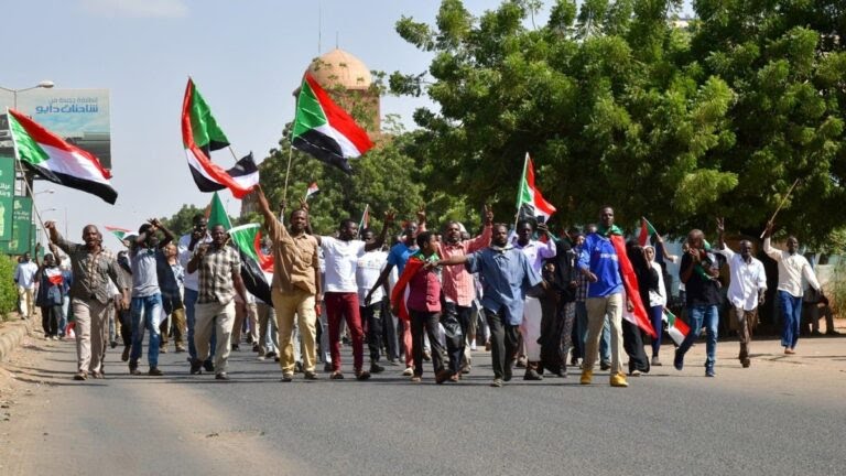  عصيان مدني في السودان.. و"قيود جديدة" على حمدوك