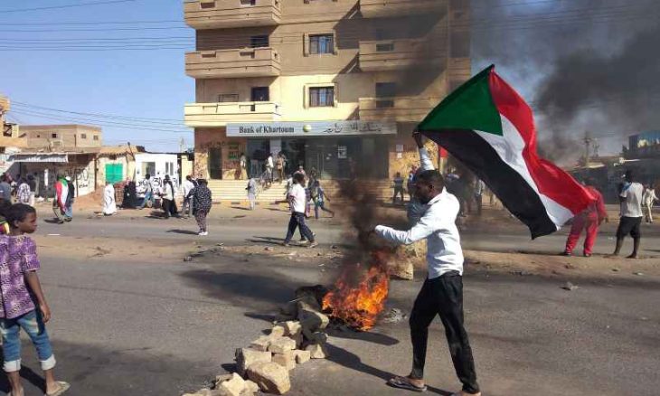  اعتقال مدير مكتب الجزيرة في السودان وقتلى بين المتظاهرين