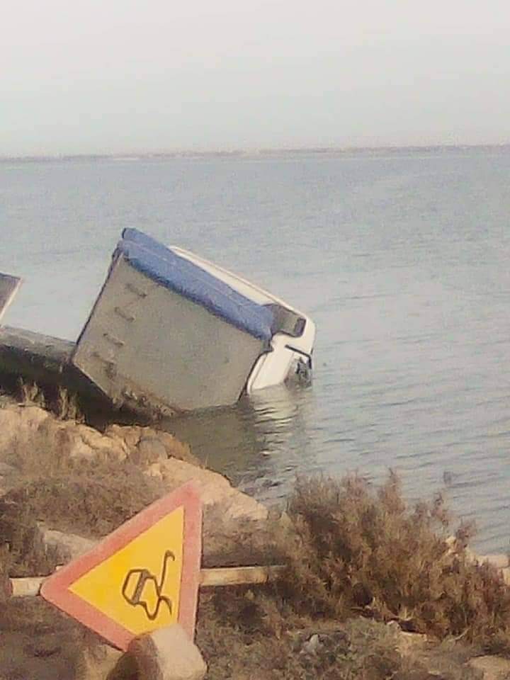 مدنين..سقوط شاحنة في البحر