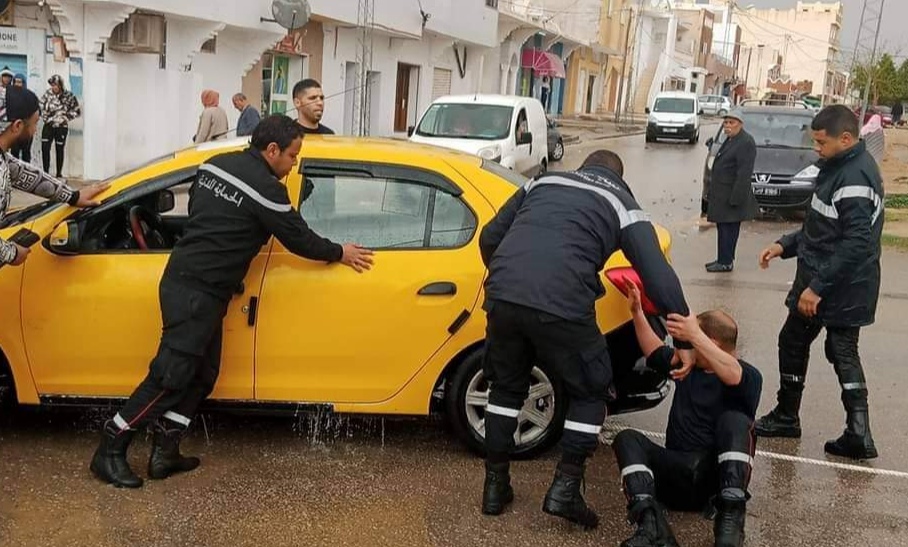  على متنها  3 ركاب:  تدخل الحماية المدنية  بقفصة لنجدة سيارة تاكسي"غرقت" ببركة مياه