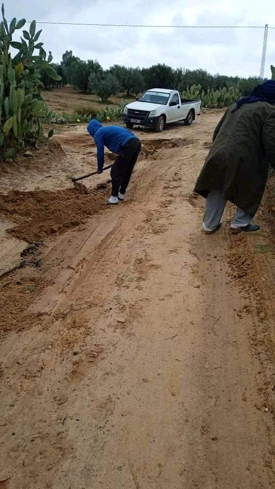 طالبوا البلدية بالتدخل العاجل: متساكنو " دخلة الزفزاف" يفكون عزلتهم بوسائل بسيطة  