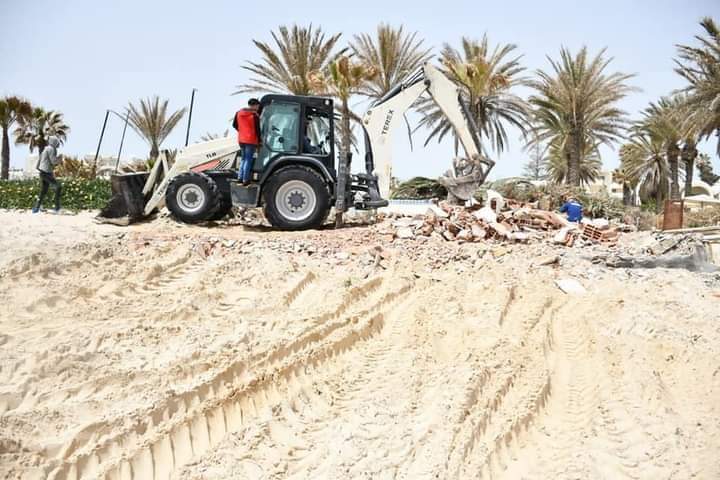  عاينها الوالي  :اصحاب النزل يبادرون بصفة تلقائية في ازالة الاحداثات  على الملك العمومي البحري 