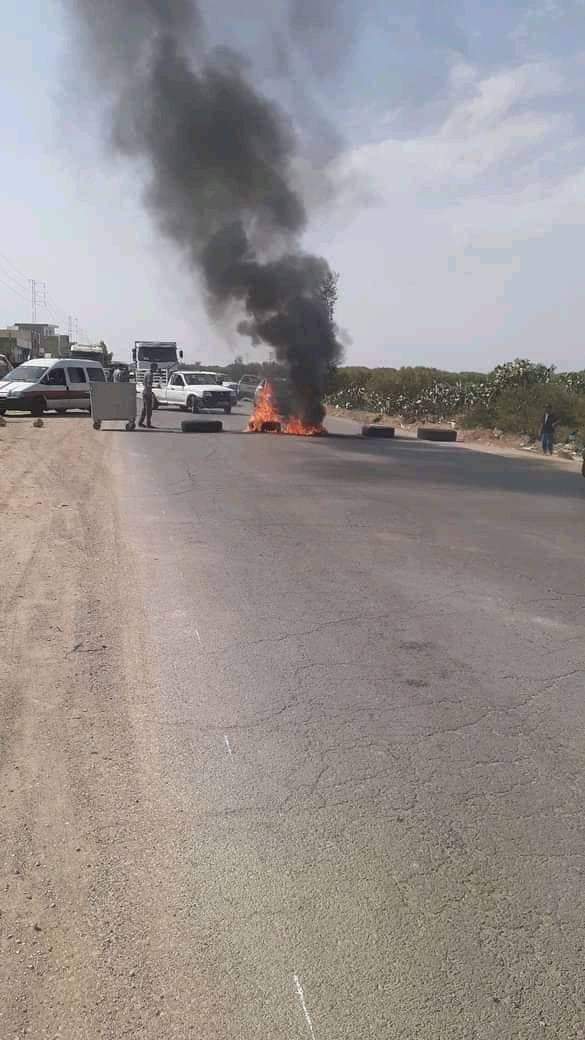 بوحجلة.. مواطنون يشعلون العجلات المطاطية 