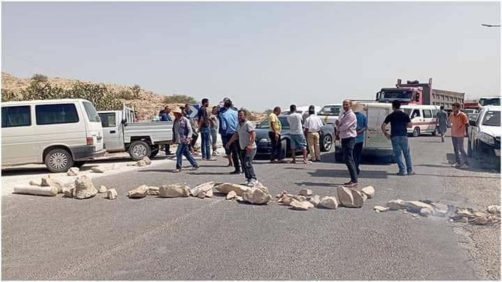 عين جلولة.. مربو النحل يغلقون الطريق الجهوية رقم 99