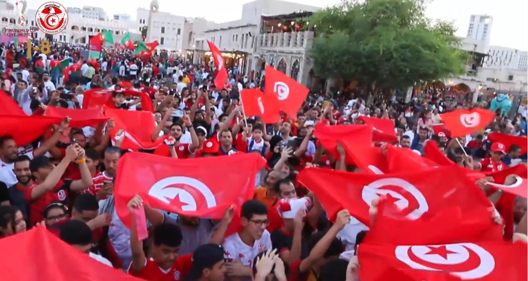 بالفيديو: الجماهير التونسية تصنع الفرجة في شوارع الدوحة