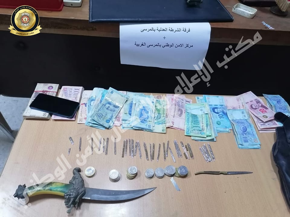 المرسى/ إعتاد ترويجها بمحيط المؤسّسات التربويّة... حجز 25 قطعة من "الزطلة" لدى أحد المروّجين !!