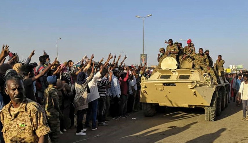 الجيش السوداني يدعو المواطنين إلى الابتعاد عن الشوارع وعدم إيواء الهاربين