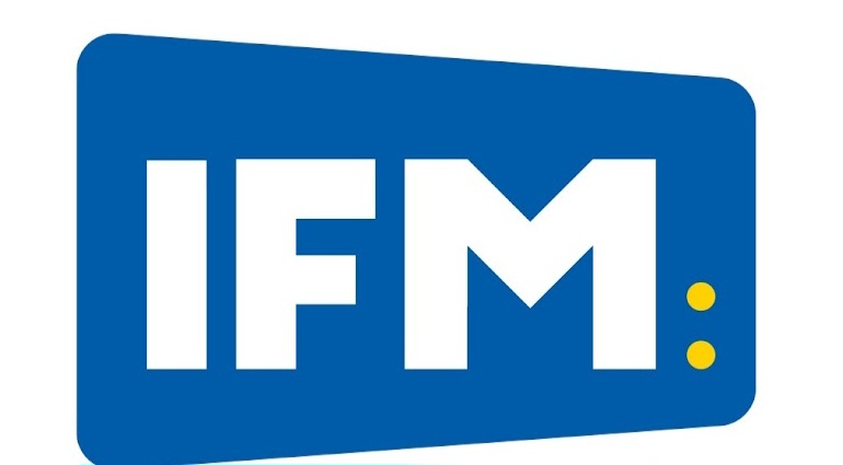 اذاعة "IFM" ترد على النجم