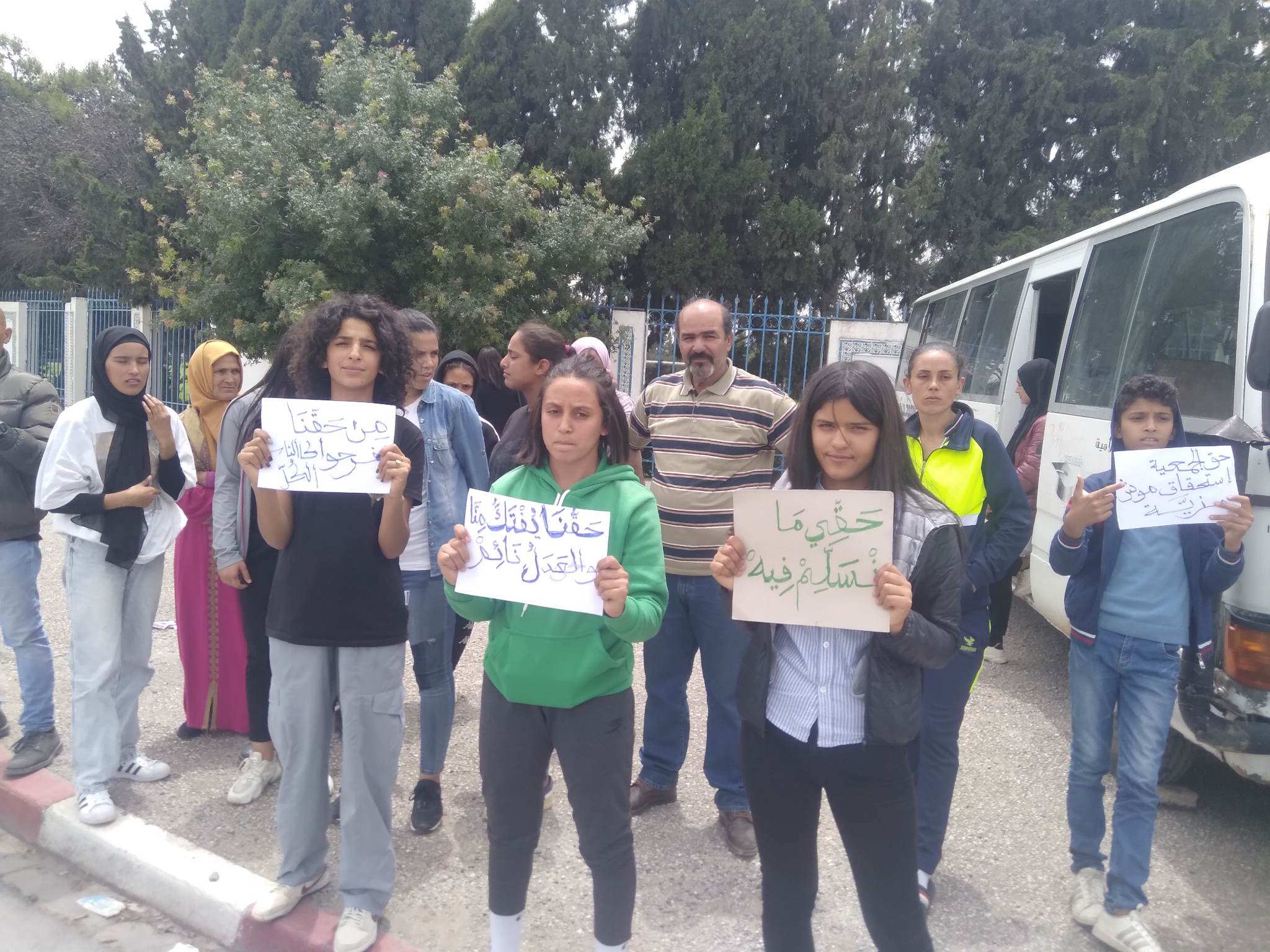 صور الوقفة الاحتجاجية للهيئة المديرة و للاعبات الجمعية النسائية ببوحجلة أمام مقر الجامعة التونسية لكرة القدم استنكارا لما يحدث في أروقة الجامعة والمطالبة برفع المظلمة و إرجاع البطولة 