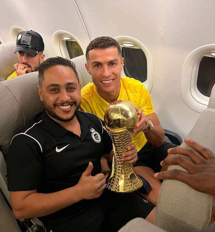 صور/  التونسي محمد رياض بوزيان اخصائي علاج طبيعي يحتفل مع فريقه النصر السعودي بالتتويج بالبطولة العربية