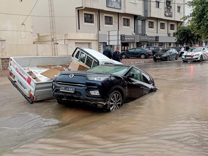 صور/صفاقس.. إنزلاق سيارتين داخل حفرة بمفترق البستان 