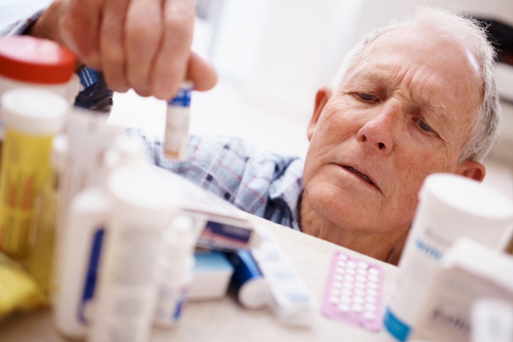 حول تعاطي كبار السن للأدوية.. مُختصّة في أمراض الشيخوخة تُحذّر