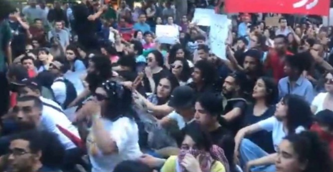 مجموعة من نشطاء الحركات الشبابية في مسيرة بشارع بورقيبة بالعاصمة