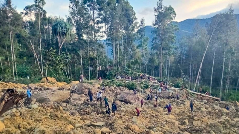 غينيا الجديدة..أكثر من 300 شخص وأكثر من 1100 منزل دفنوا جراء انهيار أرضي هائل