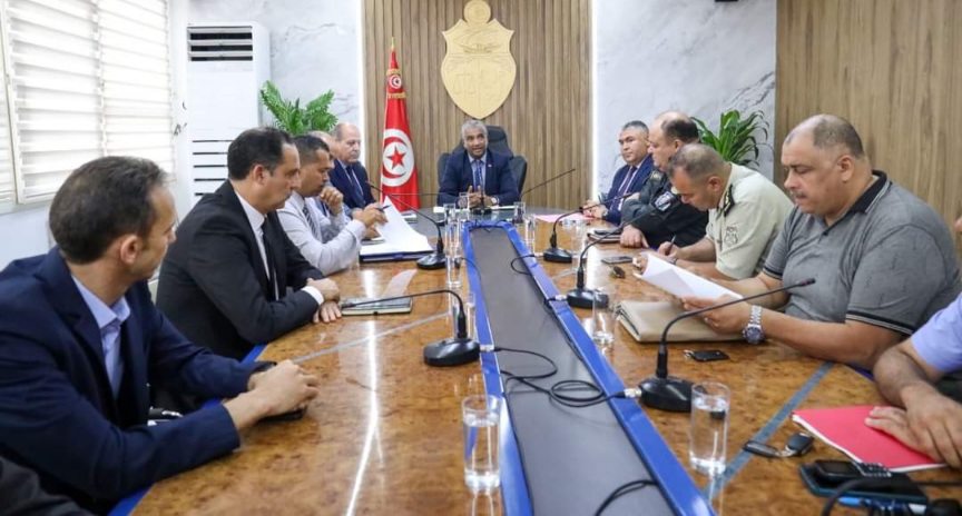 اثر احداث الشغب بملعب رادس ..وزير الشباب والرياضة يعقد جلسة مع ممثلين عن وزارة الداخلية والجامعة والرابطة..