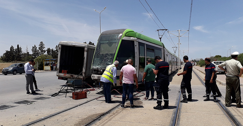 منوبة..اصطدام المترو عدد 4 بإحدى السيارات و خروجه عن السكة..