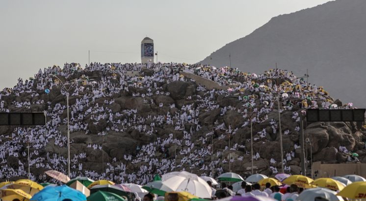  "ركن الحج الأعظم".. جبل الرحمة يتلوّن بالأبيض