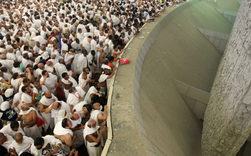 في أول أيام عيد الأضحى.. الحجاج يرمون جمرة العقبة الكبرى