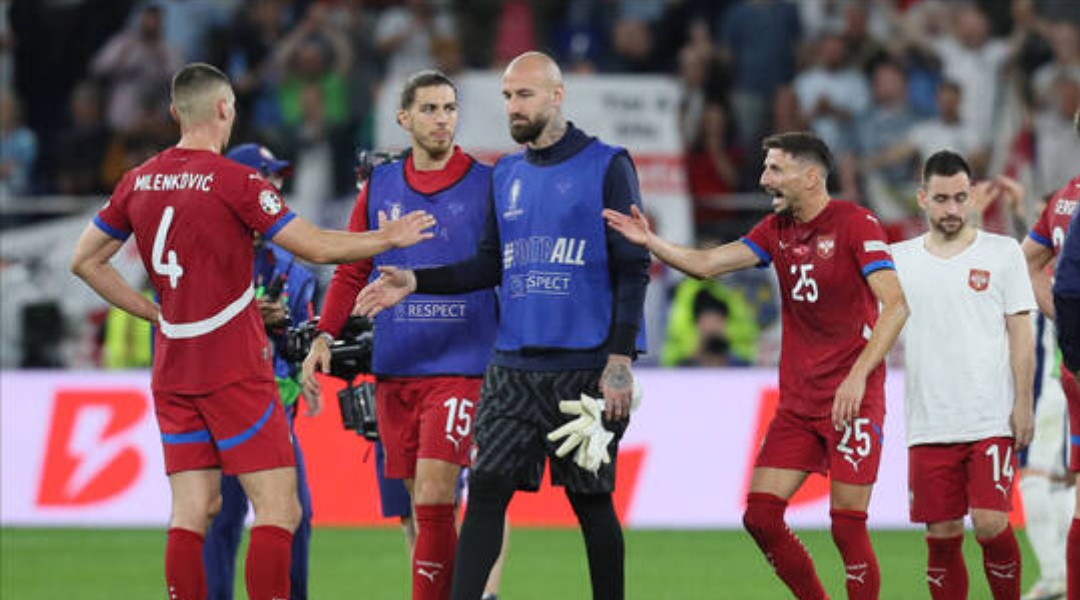 لاعب منتخب صربيا يشتبك مع مشجع في حانة قبل مغادرة "يورو 2024"