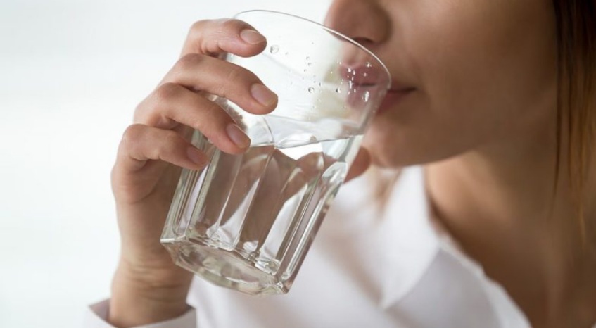 ينشط الجهاز الهضمي.. أهمية شرب الماء في الصباح