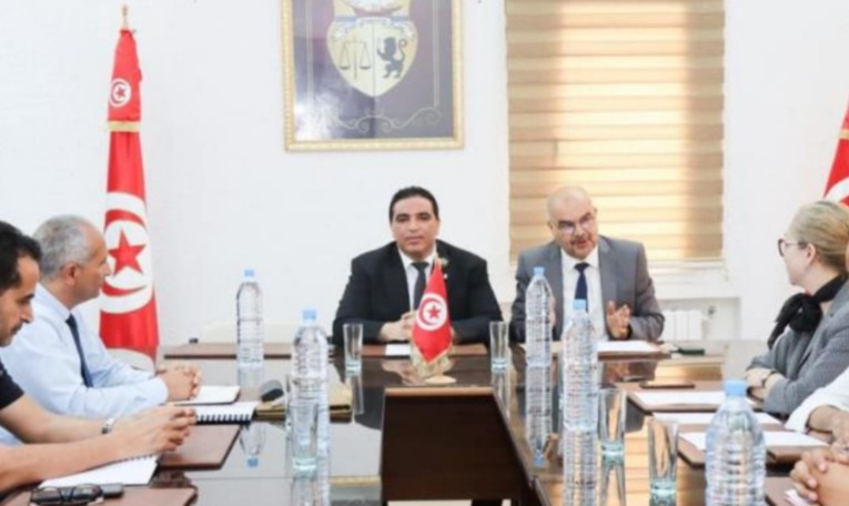 تمكين اتصالات تونس من استغلال الملك العمومي لتركيز محطة هاتف جوال بميناء رادس