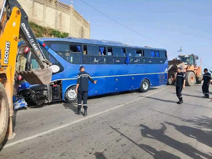 طبرقة ..إنزلاق حافلة سياحية 