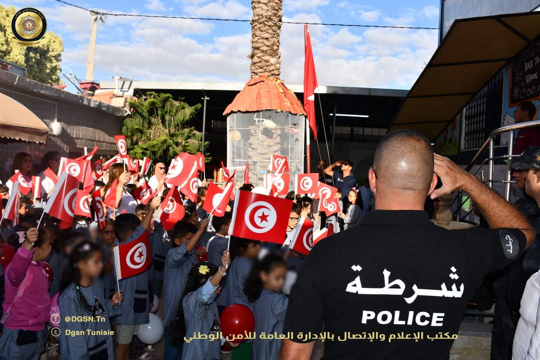 في أول أيام العودة المدرسية.. اعوان الادارة العامة للامن الوطني يُرافقون أبناء شهداء المؤسسة الامنية 