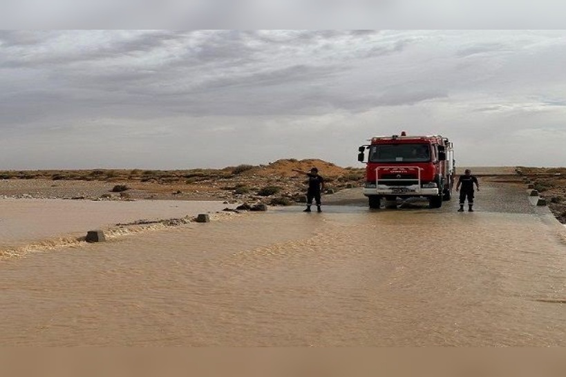 بسبب فيضان وادي الحمار.. انقطاع الطريق الرابطة بين سيدي مدين ومجاز الباب