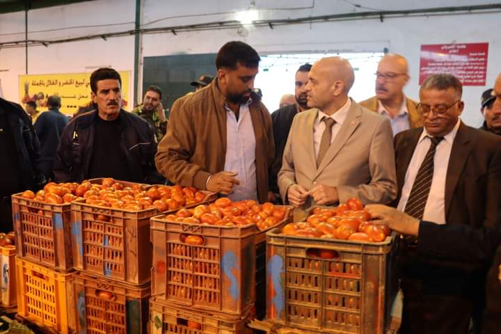 القيروان..الوالي  يعاين وضعية التزويد بالخضر والغلال في  سوق الجملة‎