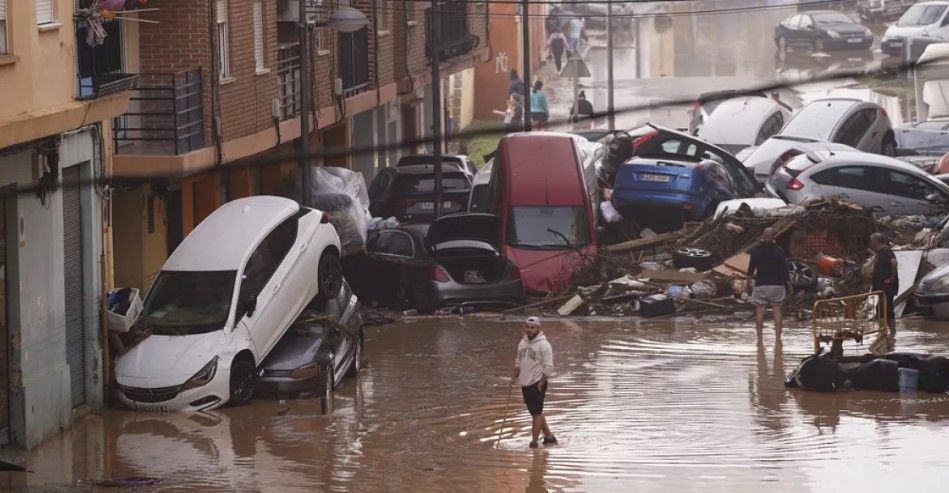  فيضانات إسبانيا: آلاف المتظاهرين في شوارع بلنسية احتجاجا على ضعف جهود الإغاثة الحكومية