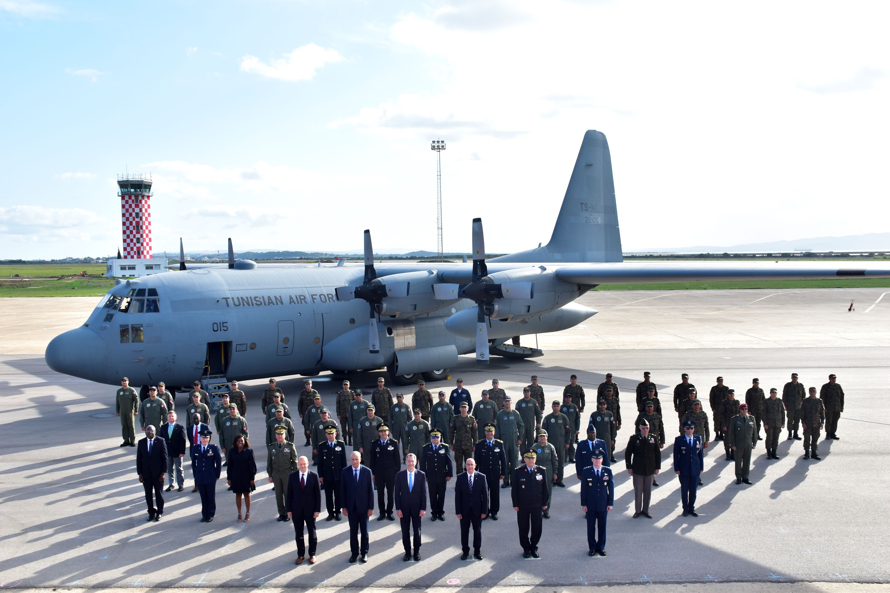 جيش الطيران يتسلم طائرة نقل نوع "C130H" من فائض الجيش الأمريكي