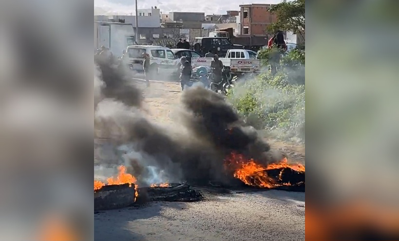 دار شعبان الفهري.. تجار خضر يغلقون الطريق لهذا السبب 