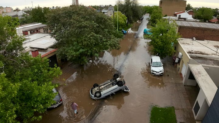 الأرجنتين.. قتلى جراء أمطار غزيرة في "باهيا بلانكا" 